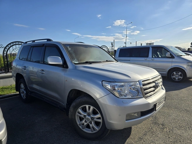        Toyota Land Cruiser 200