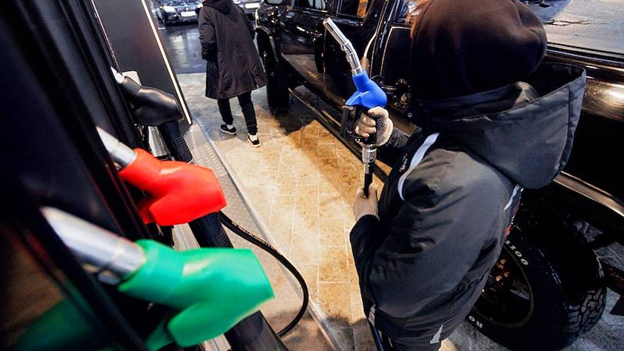 Бензин в России начал дешеветь