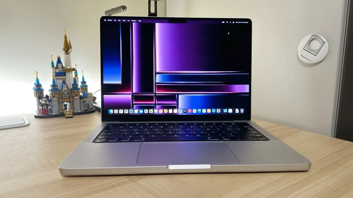    MacBook Pro M4     240  