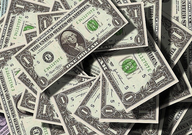 Эксперт назвал момент, когда стоит менять дешевеющие доллары на рубли
