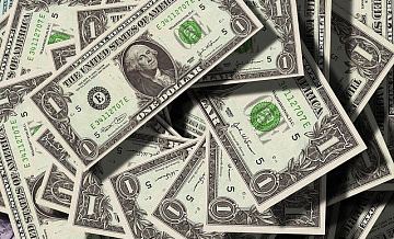 Эксперт назвал момент, когда стоит менять дешевеющие доллары на рубли